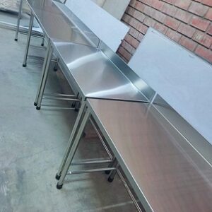 mesa de acero inoxidable con respaldar