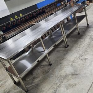 mesa de 2 niveles con respaldar en acero inoxidable